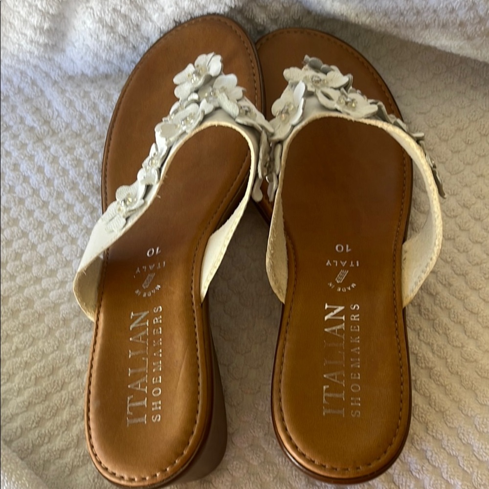 Italian Shoemakers White Floral Leather Thong Sandals - Picture 2 of 4